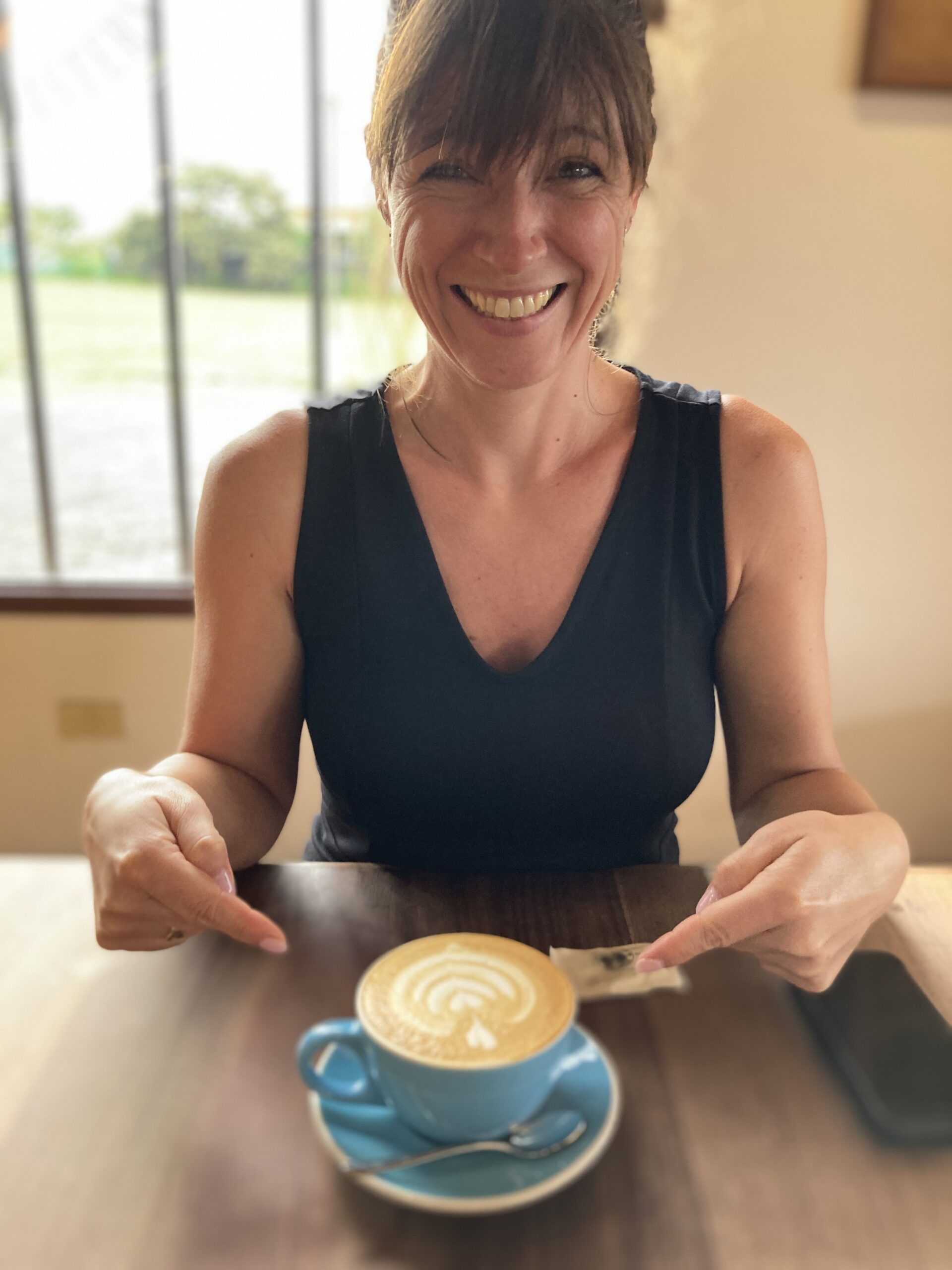 Noemi Van Baelen, oprichter van VOENK, aan tafel met koffie