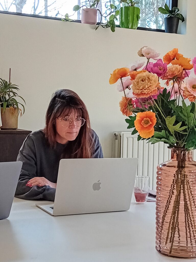 Noemi Van Baelen werkt aan VOENK vanuit haar thuiskantoor